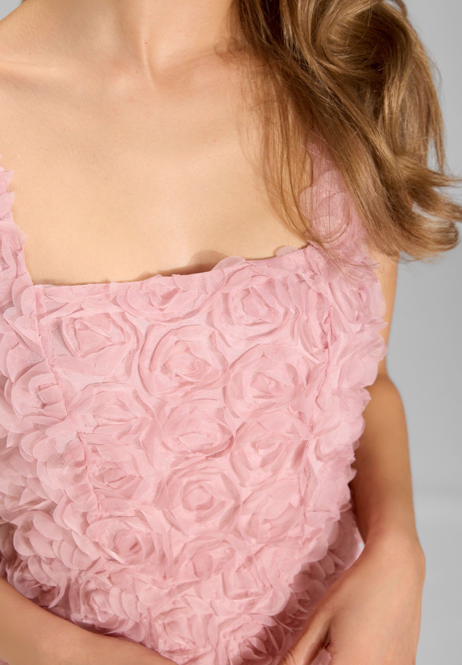 Cocktailkleid aus Blütenstoff mit Karree-Ausschnitt