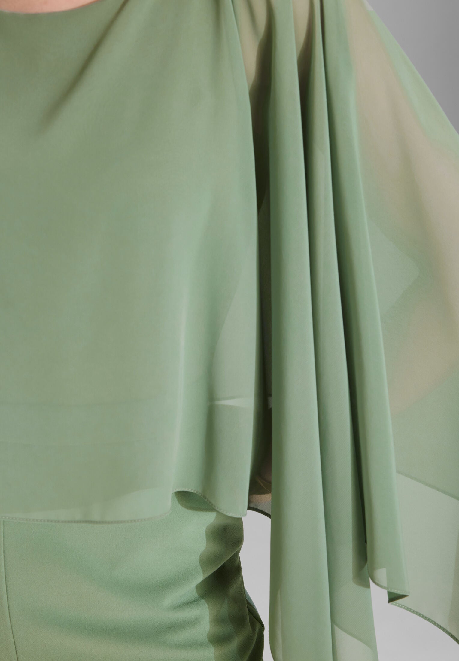 Jumpsuit mit Chiffon Cape