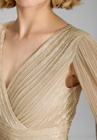 Abendkleid aus glänzendem Plissee Jersey mit langen Cape Ärmeln