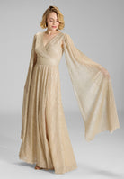 Abendkleid aus glänzendem Plissee Jersey mit langen Cape Ärmeln gold