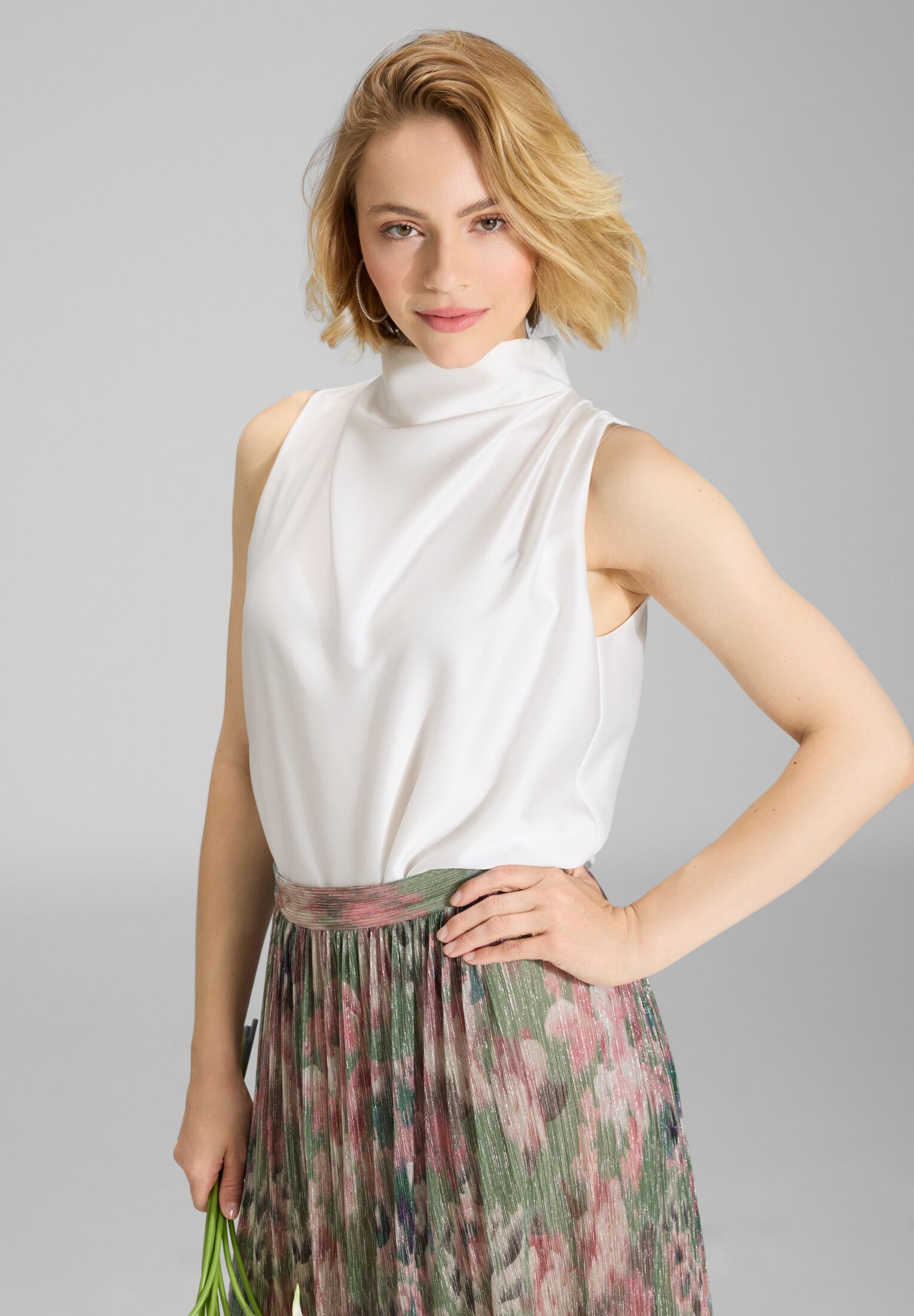 Ärmelloses Top aus nachhaltigem Satin mit Drapierung am Kragen