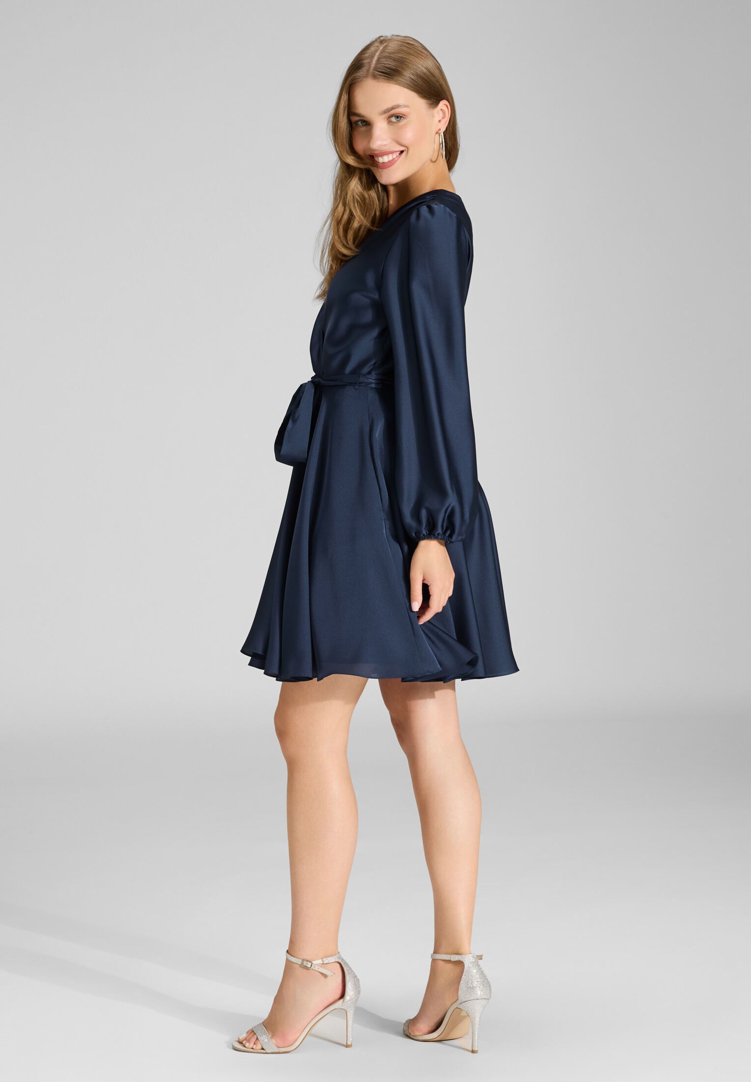 Cocktailkleid aus nachhaltigem Satin mit Wickel Oberteil und Tellerrock