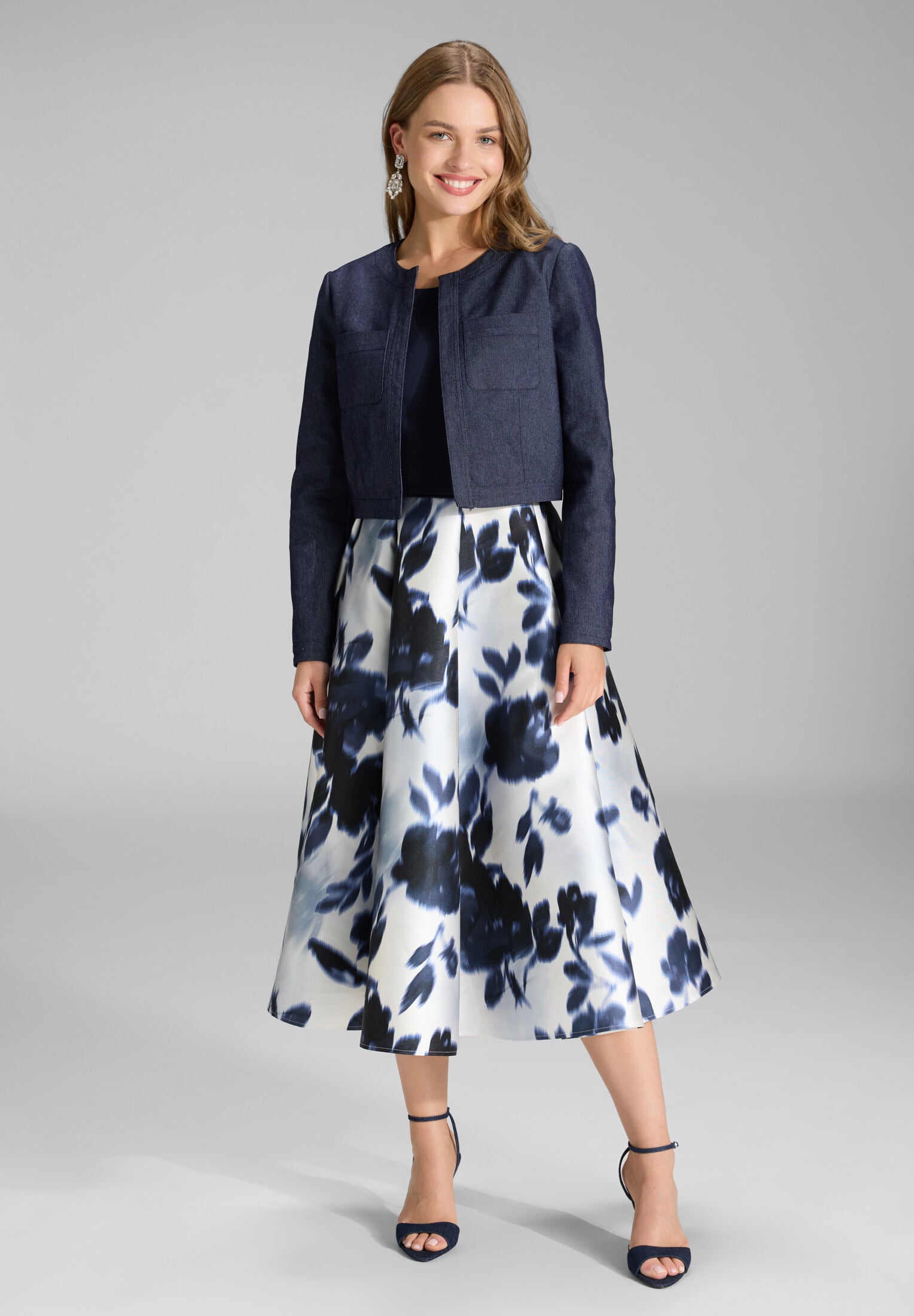 Kurze Jacke aus Stretch Denim mit aufgesetzten Taschen navy