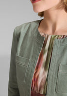 Kurze Jacke aus Stretch Denim mit aufgesetzten Taschen