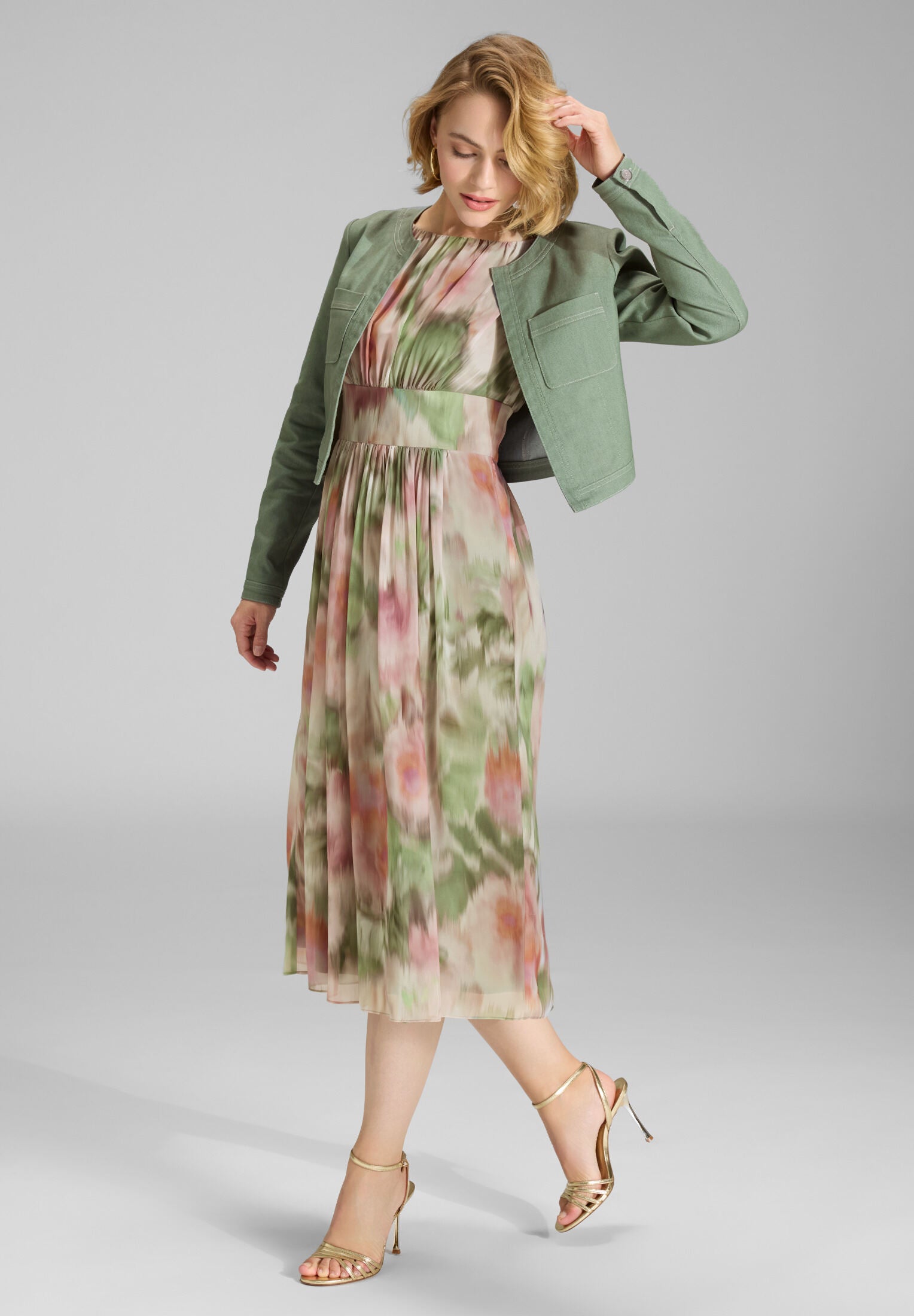 Kurze Jacke aus Stretch Denim mit aufgesetzten Taschen matcha green