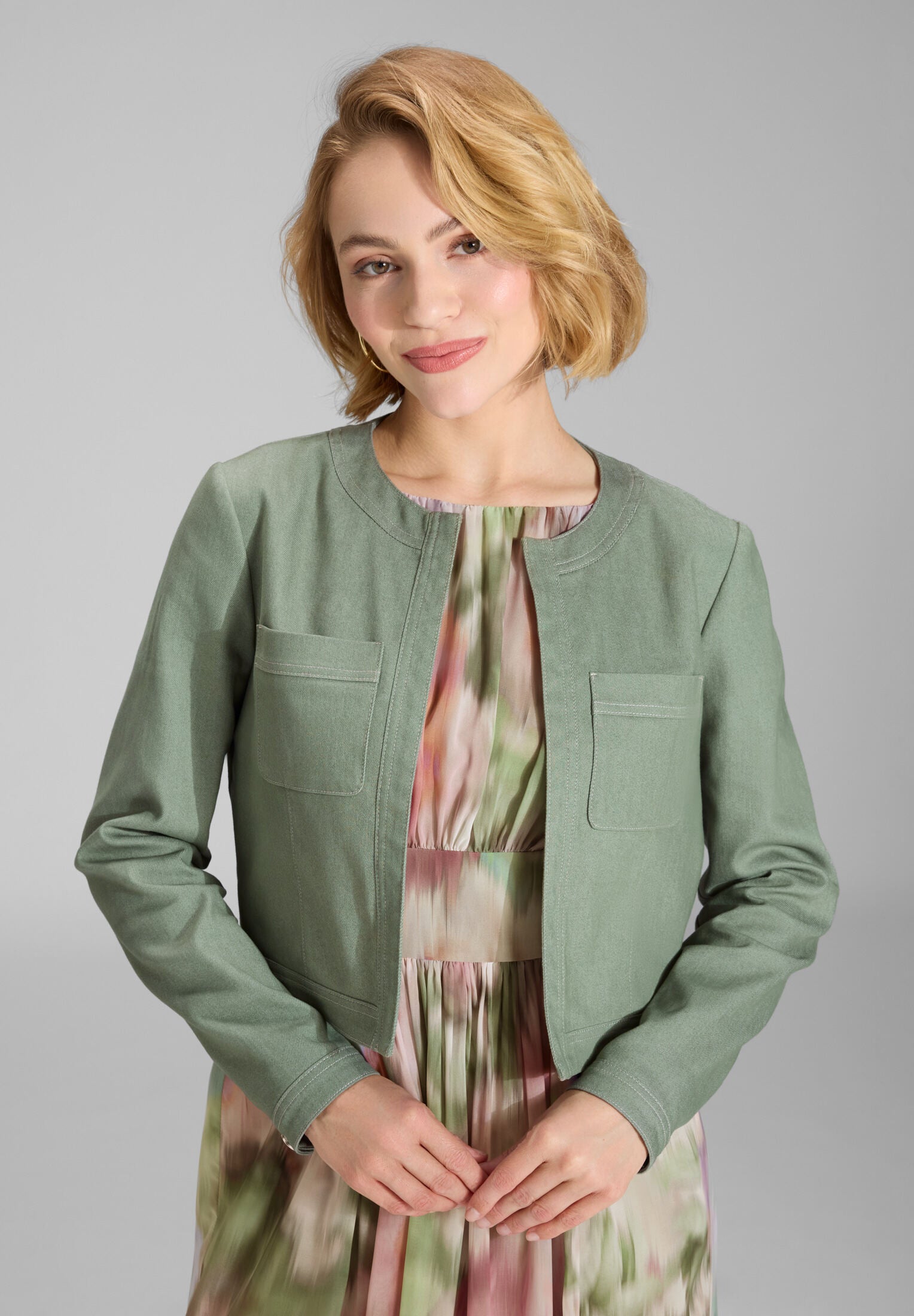 Kurze Jacke aus Stretch Denim mit aufgesetzten Taschen