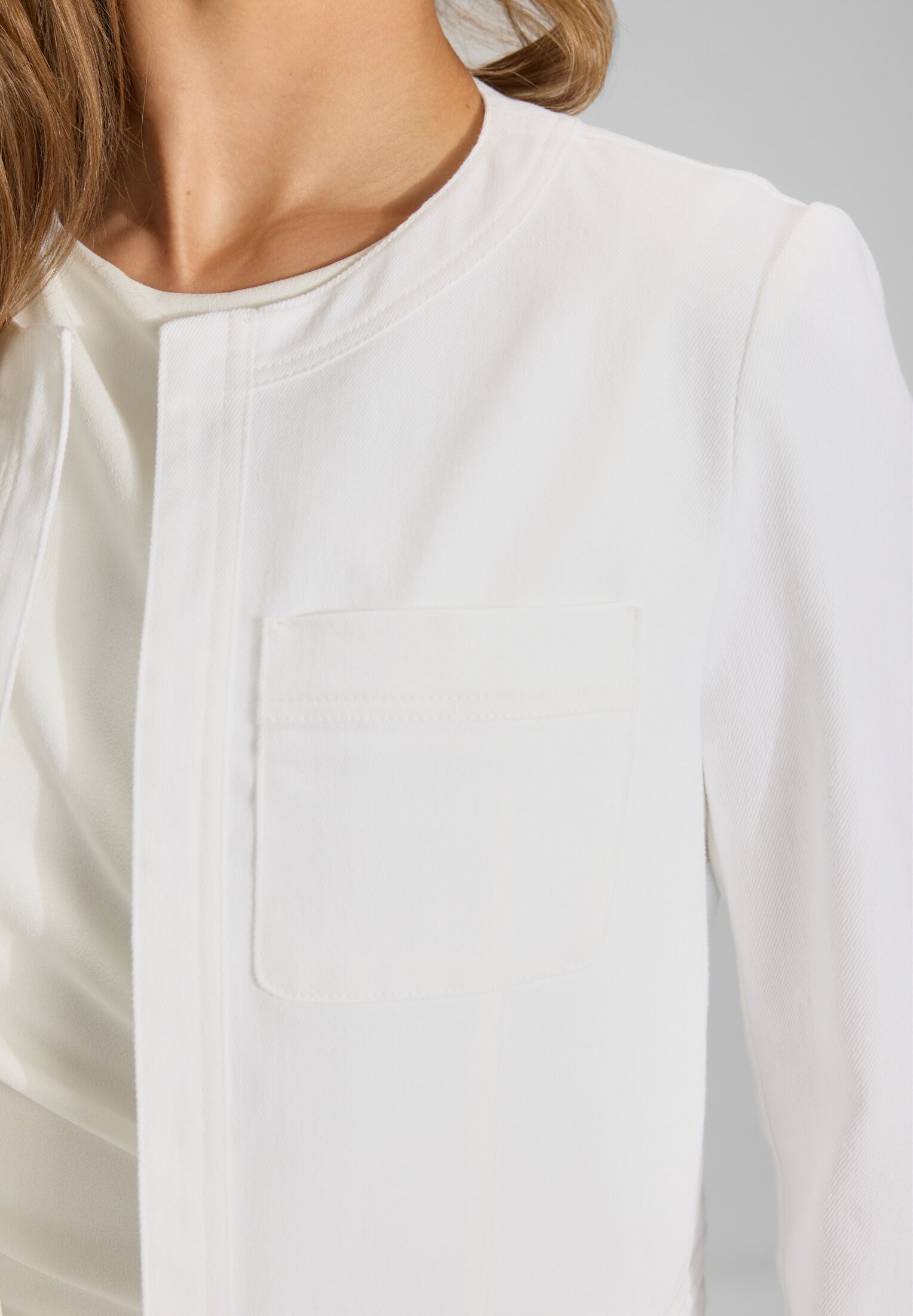 Kurze Jacke aus Stretch Denim mit aufgesetzten Taschen