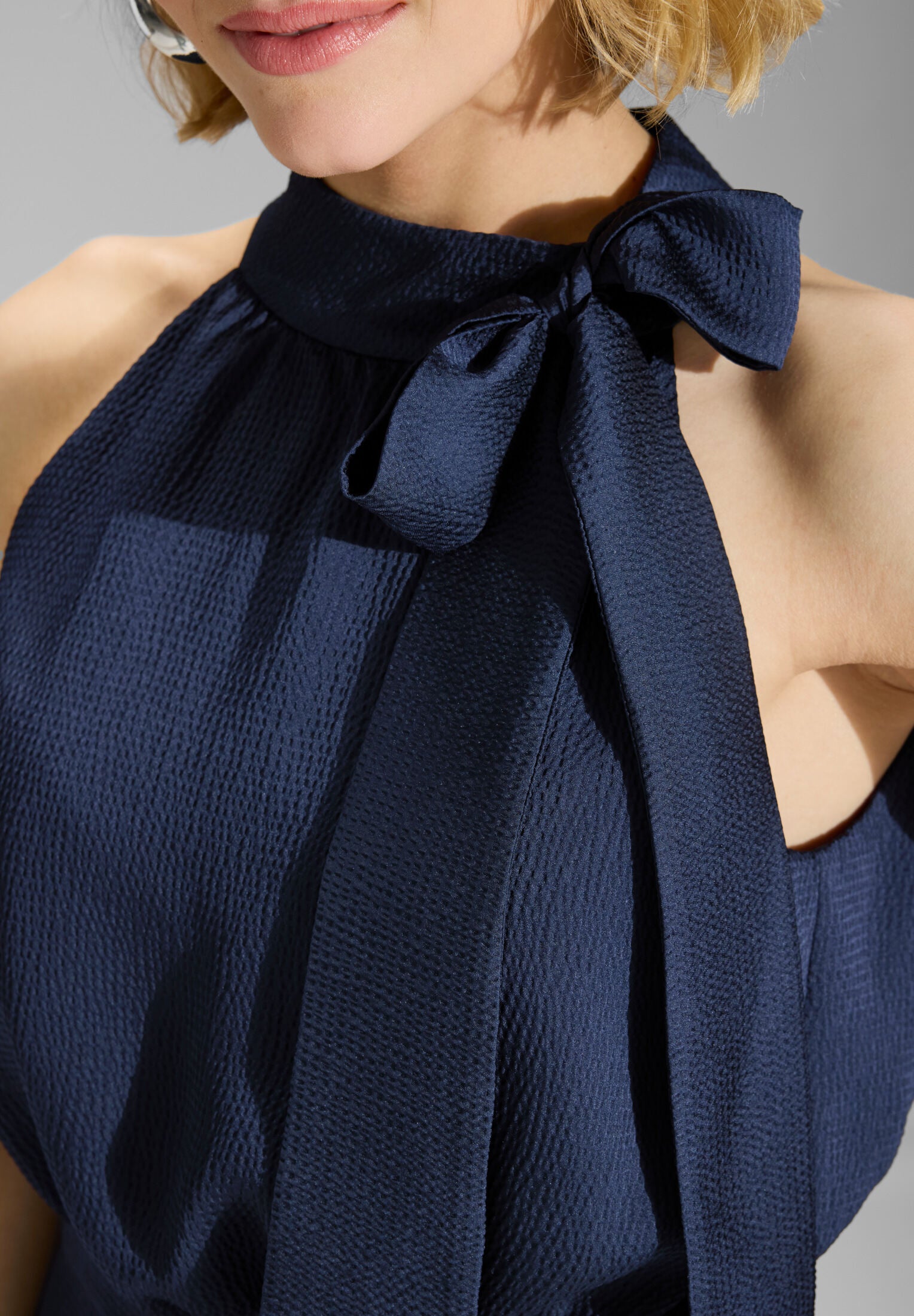 Jumpsuit mit Schluppe aus gehämmertem Satin