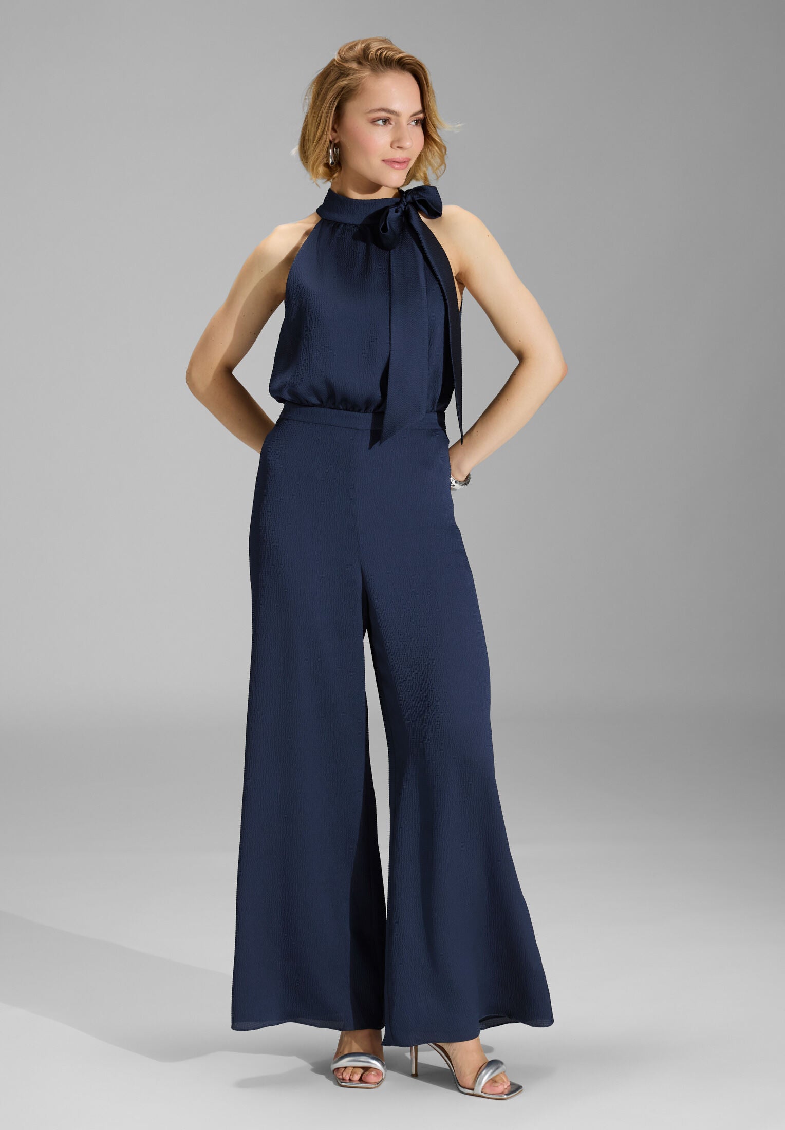 Jumpsuit mit Schluppe aus gehämmertem Satin navy