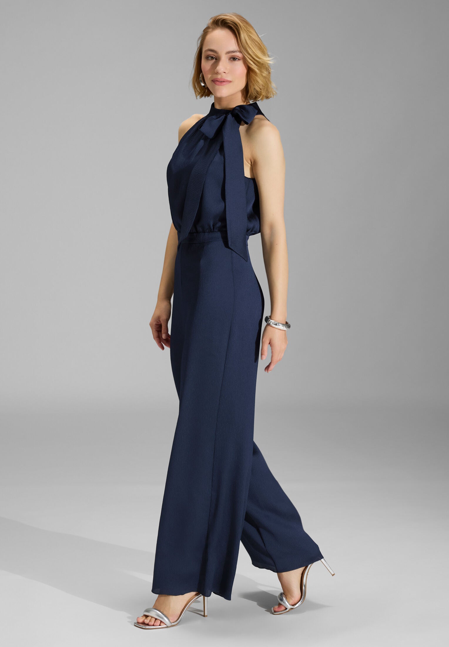 Jumpsuit mit Schluppe aus gehämmertem Satin