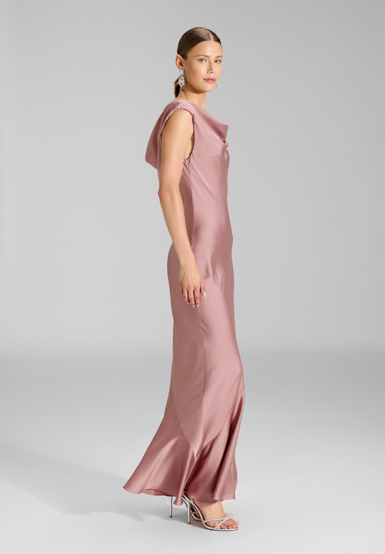 Abendkleid aus nachhaltigem Satin mit Wasserfall Ausschnitt