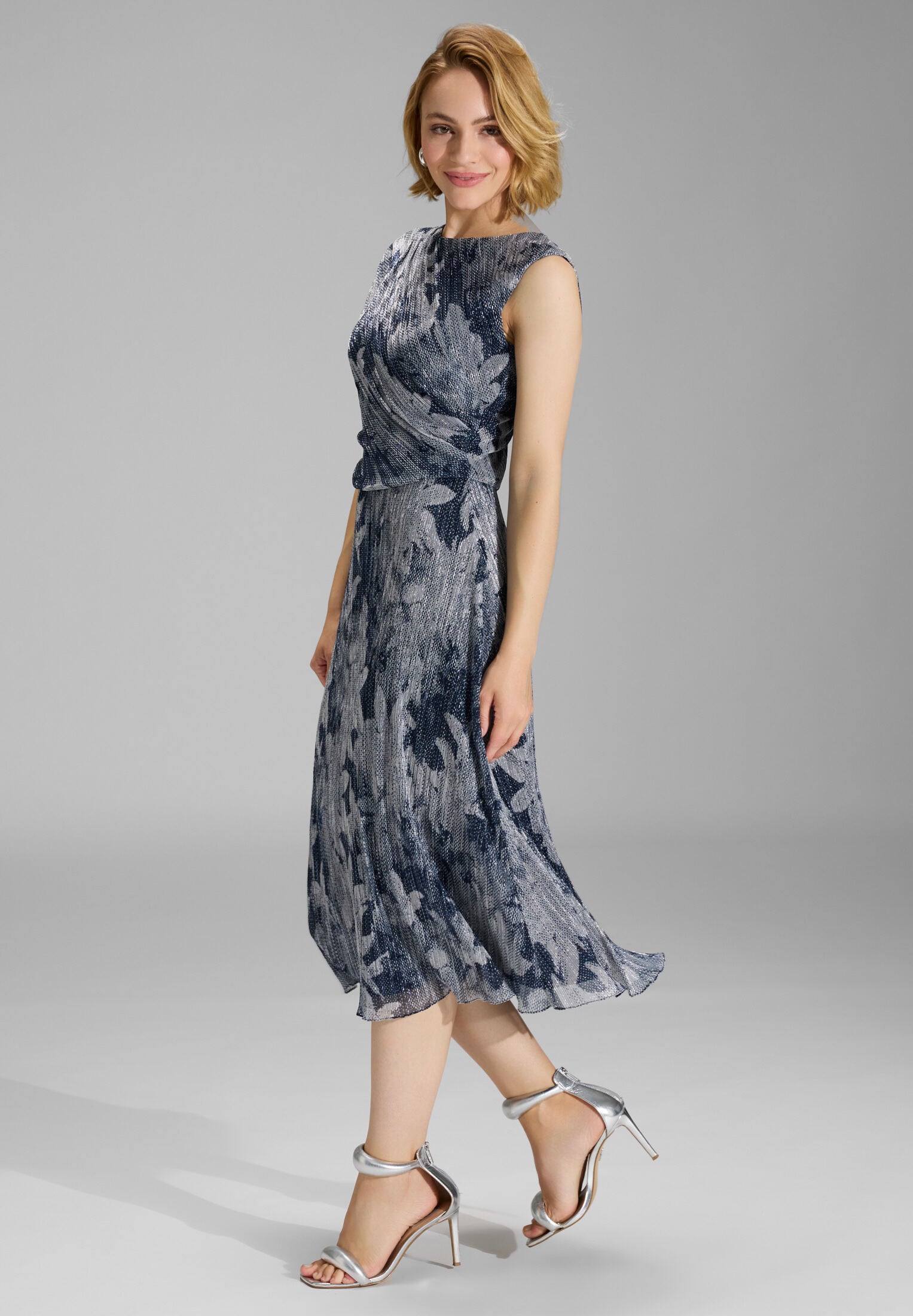 Plissiertes Kleid mit Metallicfäden