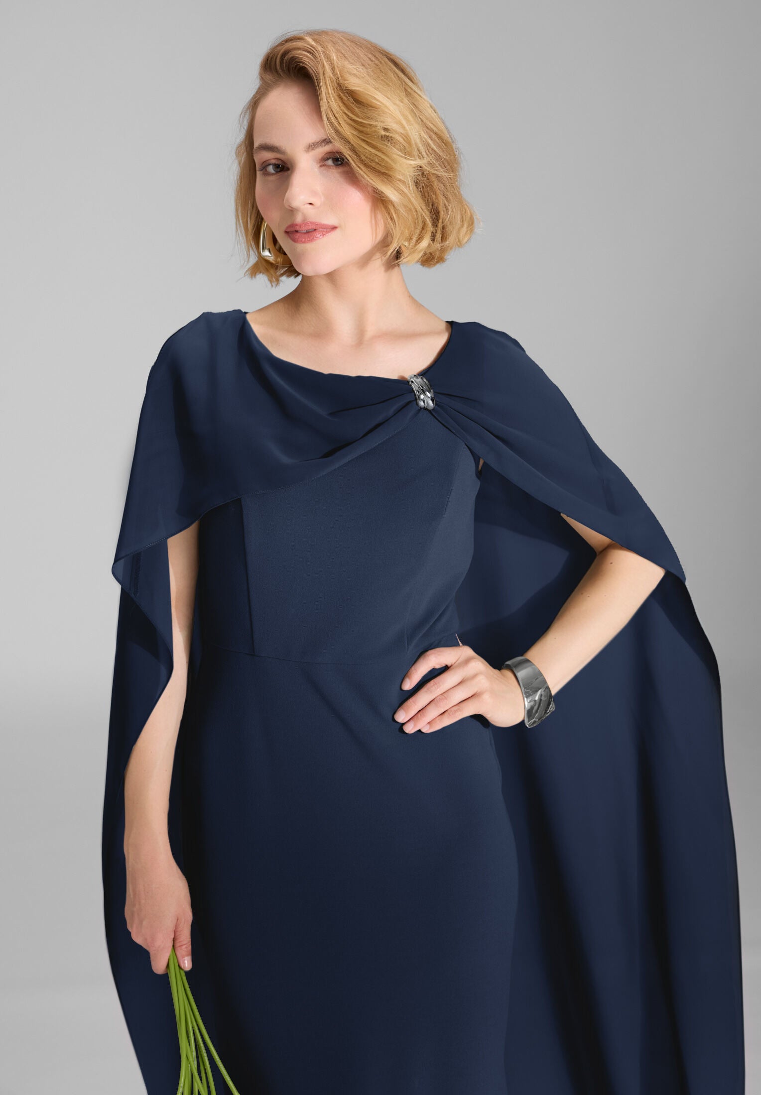 Abendkleid aus Crepe Jersey mit Chiffon Cape und Zierteil