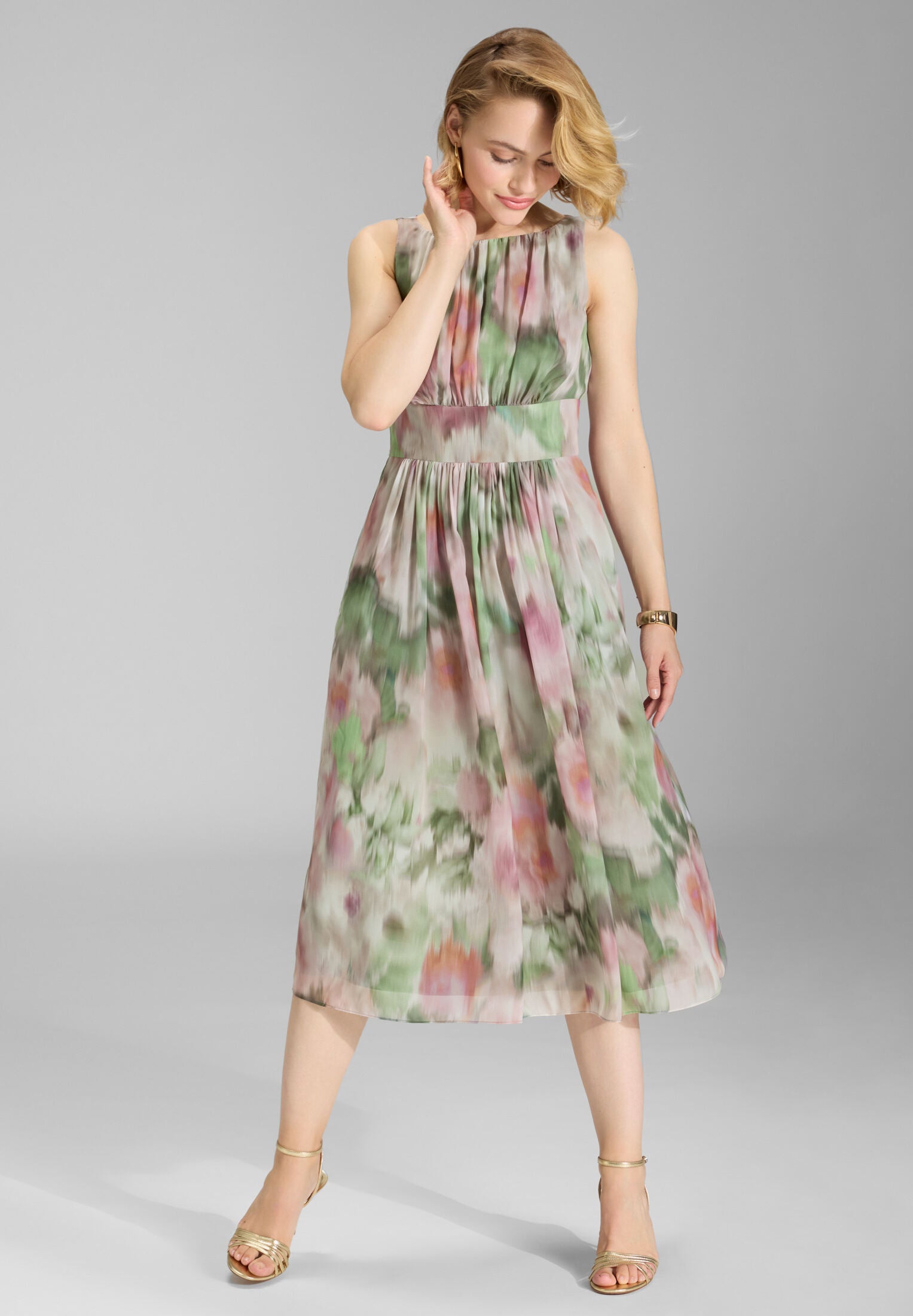 Cocktailkleid aus bedrucktem Chiffon mit Taillenpasse matcha green | vintage pink