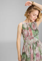 Cocktailkleid aus bedrucktem Chiffon mit Taillenpasse
