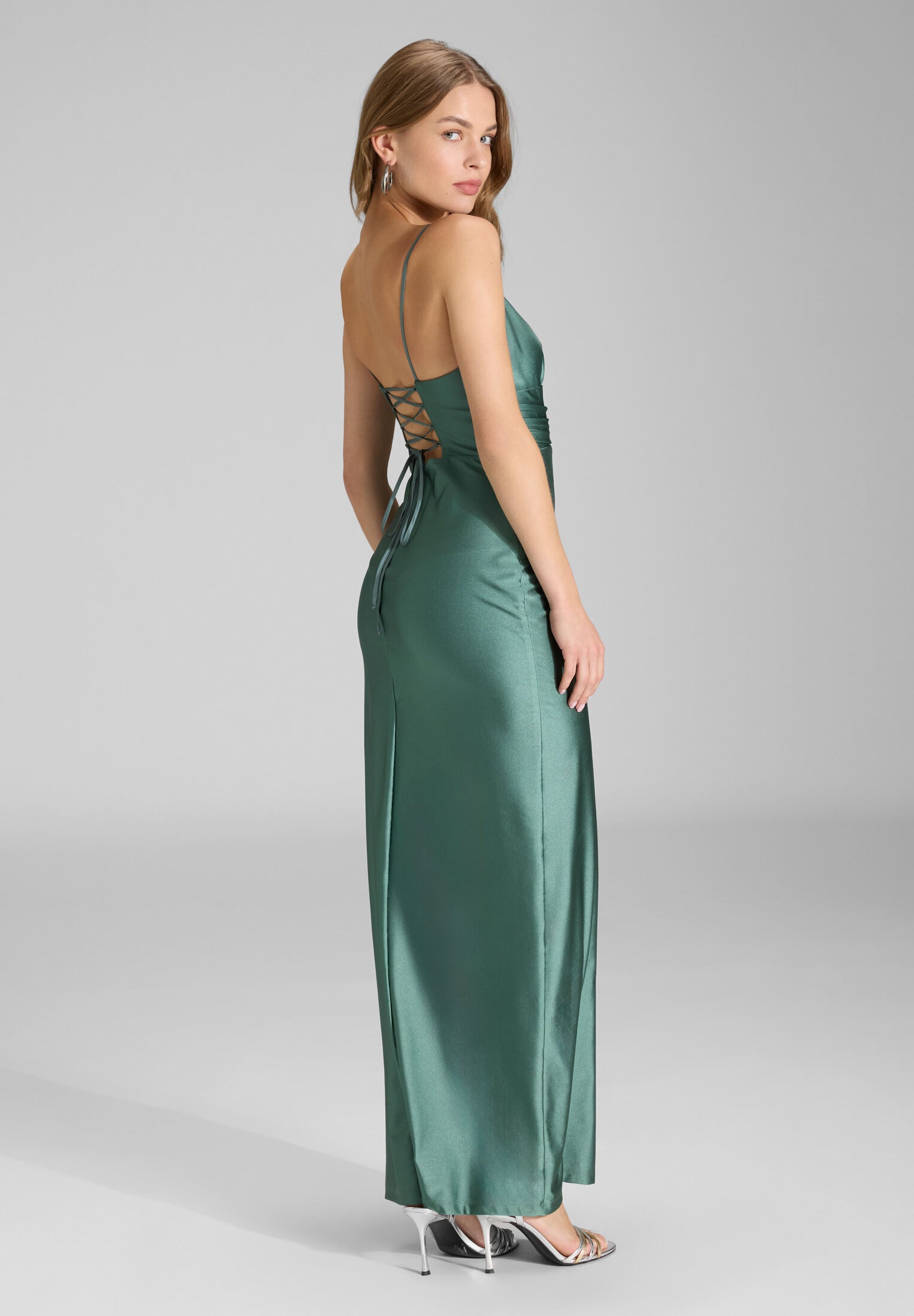 Figurbetontes Abendkleid aus Jersey Satin mit Schnürung im Rücken