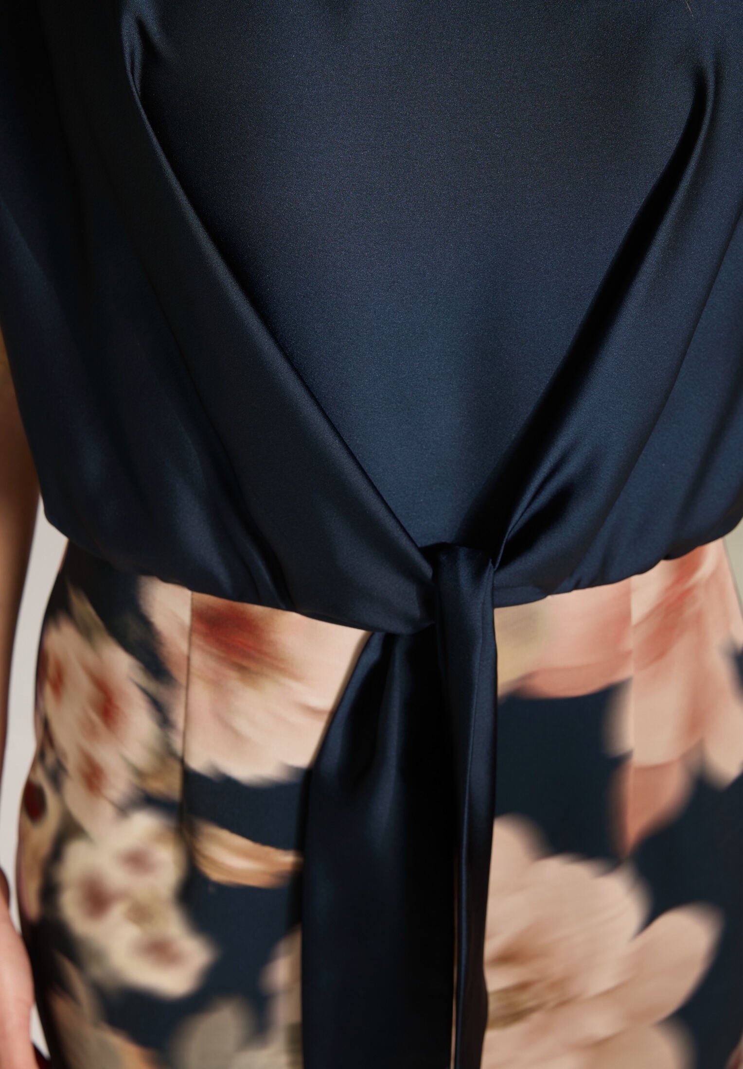 Etuikleid aus floral bedrucktem Scuba und Satin Top