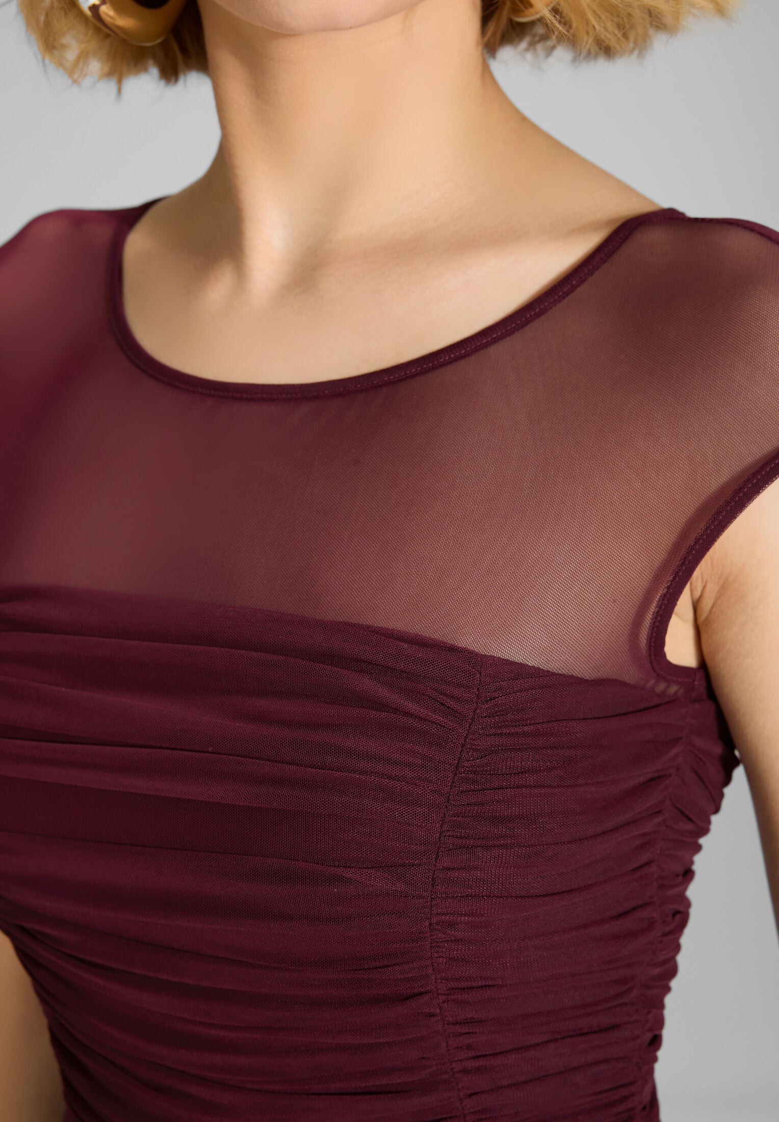 Cocktailkleid aus Mesh mit geraffter Korsage