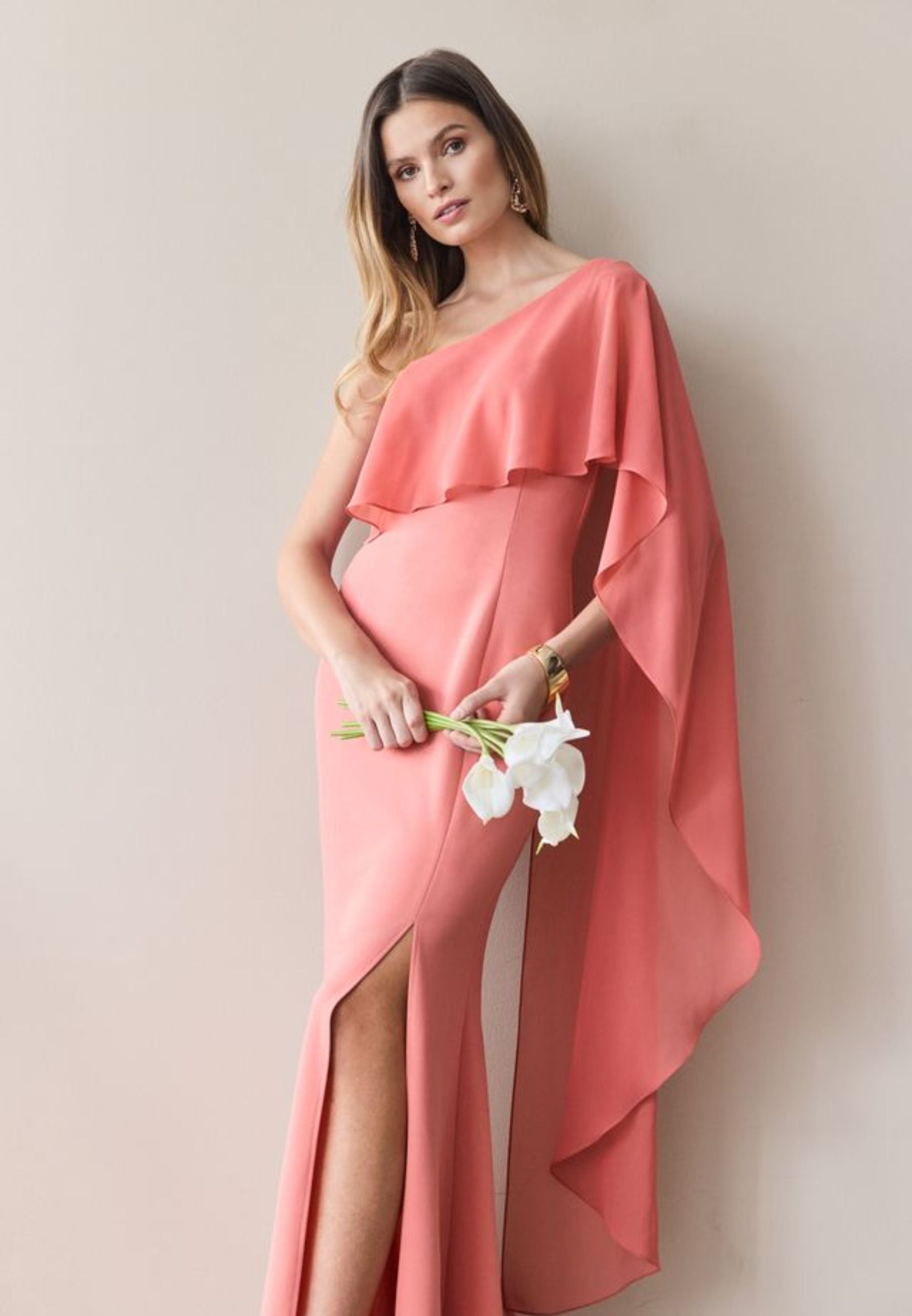 One-Shoulder Abendkleid mit einem Cape-ähnlichen Ärmel aus Chiffon