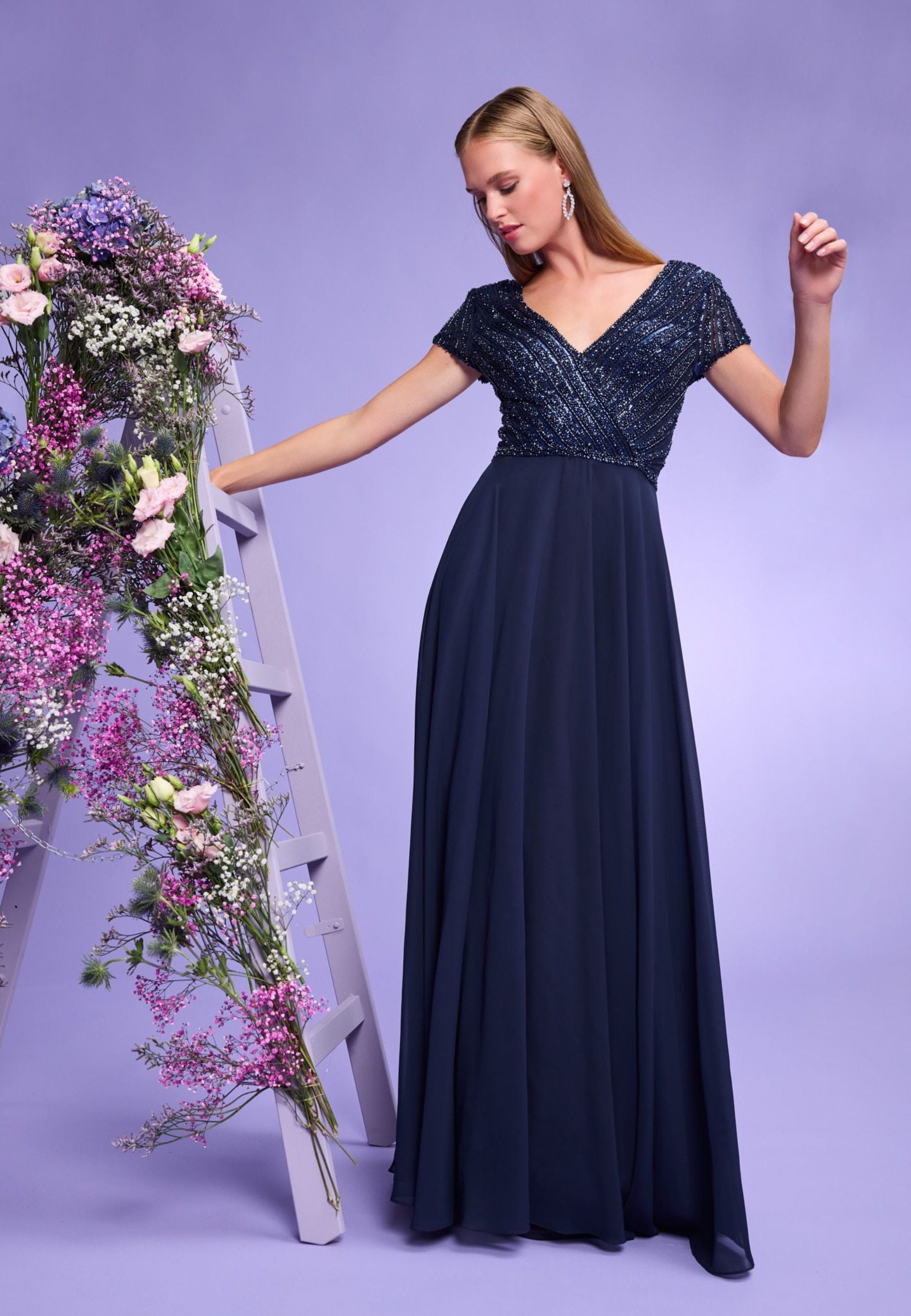 Besticktes Chiffonkleid mit kurzen Ärmeln