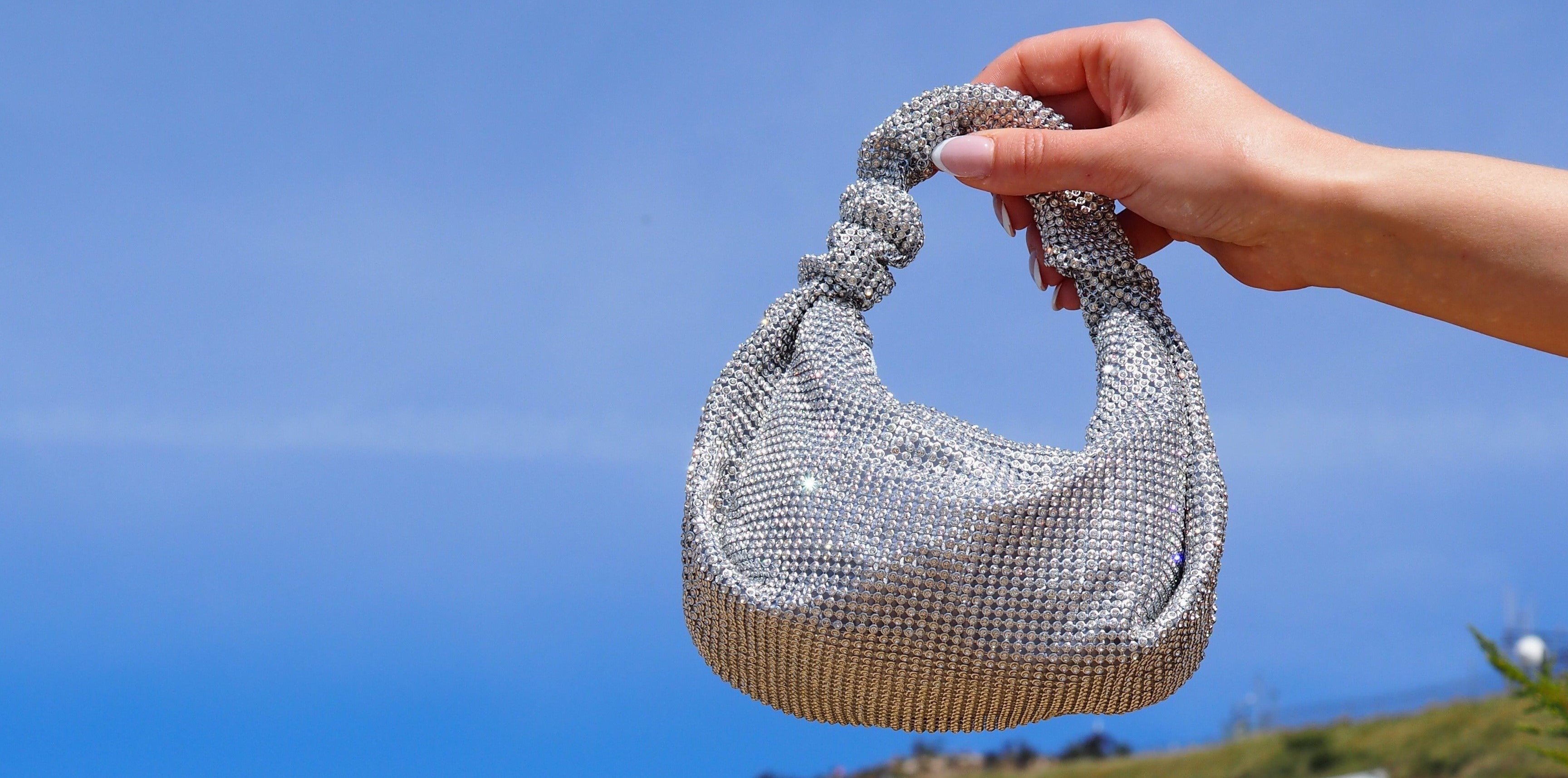 Elegante Glam-Bag aus glänzendem Strassgewebe